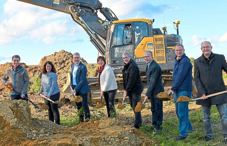 Grundstücke für die Zukunft: Offizieller Spatenstich für das Baugebiet Nord IV in Hepberg. Foto: Vogl