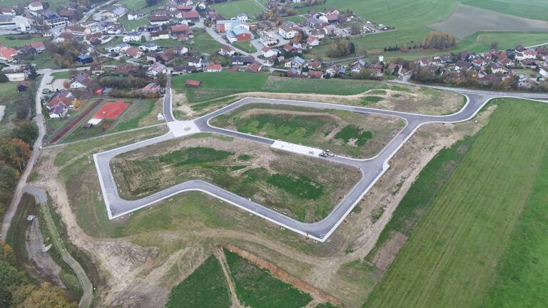 In der Luftaufnahme ist das fertig erschlossene Baugebiet gut zu erkennen. - Fotos: Gemeinde Tiefenbach
